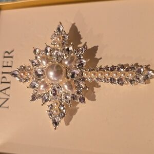 NAPIER BRAND BEAUTIFUL SILVERTONE SPARKLING CROSS FASHION JEWELRY PIN/BROOCH